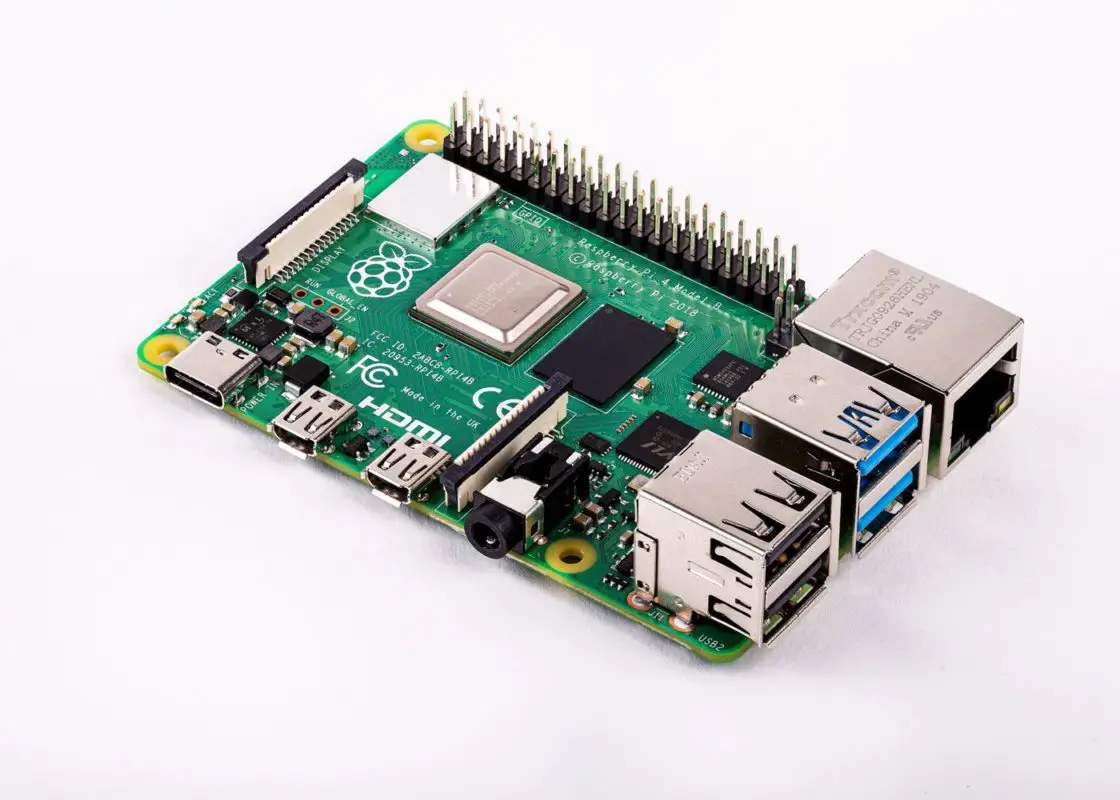 Raspberry Pi 4 Model B 2GB + Case