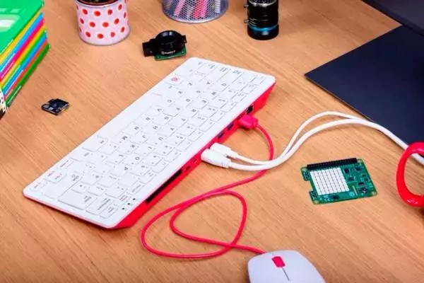 Kit Raspberry Pi 400 - Computador Pessoal Portátil e Completo